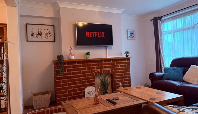 Spacious 3 Bed House Horley Long Driveway