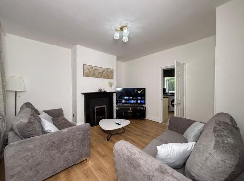 Spacious 3 Bed House Perfect for Contractors & Families with free Wi-fi and Parking