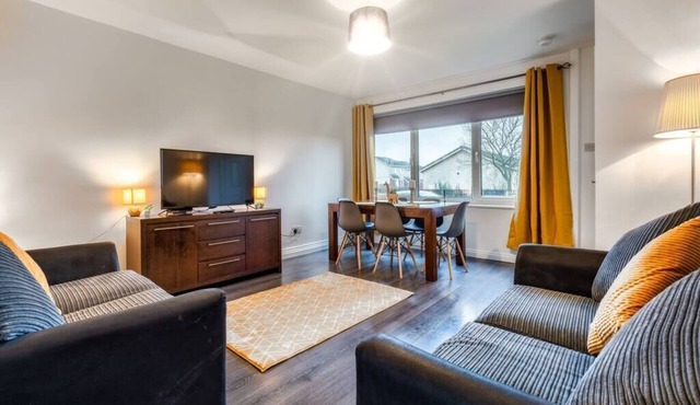 Spacious 3 bed house with on street parking