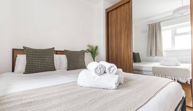 Spacious 3-bed House With car Park Near Heathrow