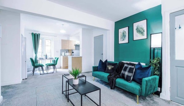 Spacious 3-Bed, Ideal for Long-Term, FREE Parking!