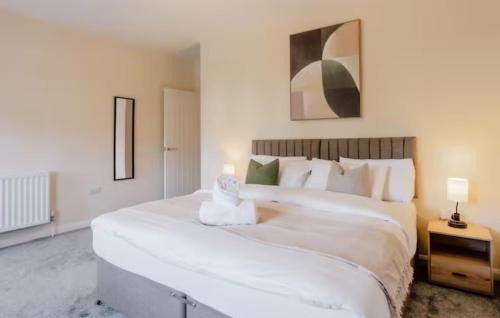 Spacious 3 Bed in Letchworth by ARP HOMES, Ideal for contractors and Long Term Stays