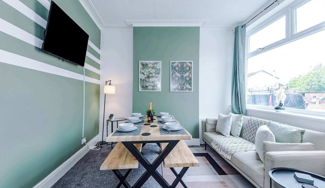 Spacious 3 Bed, Perfect for Group Stays!