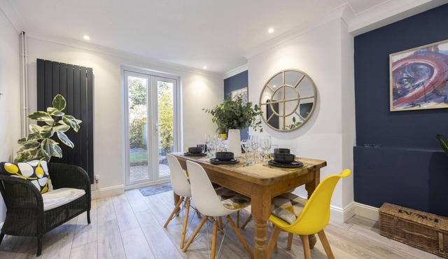 Spacious 3-Bed Period Home Near Bath Road