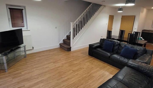 Spacious 3 bed, Sleeps 5 and free parking