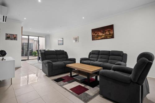 Spacious 3-Bed Townhouse in Coburg