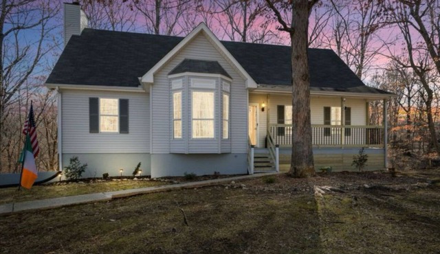 Spacious 3 bedroom house in charming Kingston Springs with WiFi, AC,