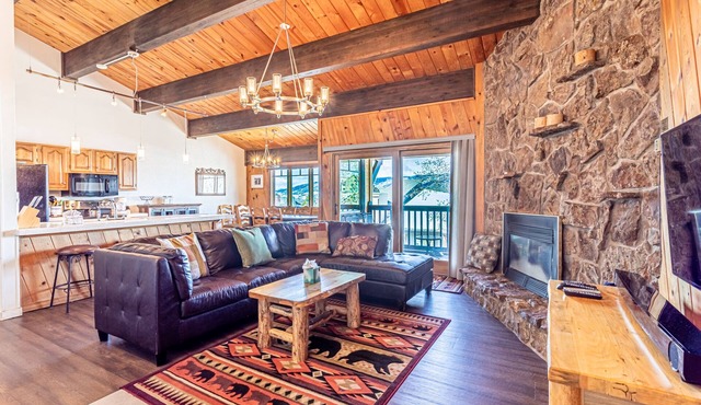 Spacious 3-Bedroom + Loft Condo at The Phoenix – Steps from the Slopes!