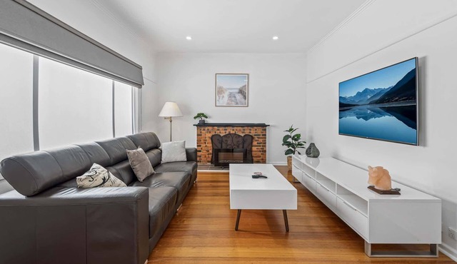 Spacious 3-Bed With Outdoor Dining Near Airport