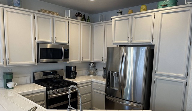 Spacious 3 bedroom 2 bath house. Quiet cul-de-sac, 15 minutes from downtown.