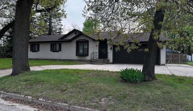 Spacious 3 bedroom home minutes away from Wisconsin Dells and Castle Rock Lake.
