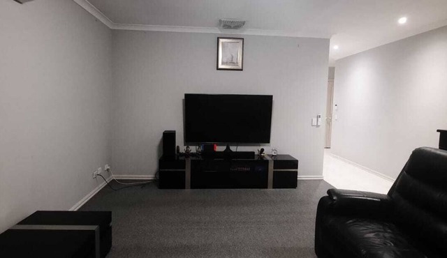 Spacious 3-Bedroom Home, 5 Mins to Westfield, South Morang Station & Schools