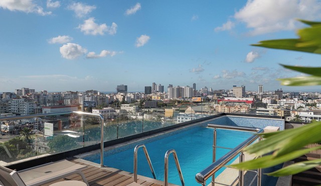 Spacious 3-bedroom apartment with AC in peaceful Santo Domingo, Pool and Gym