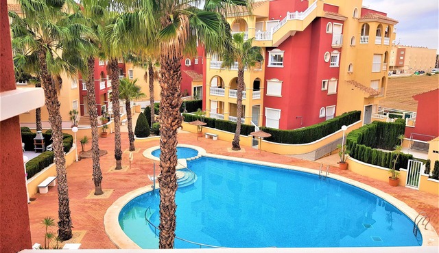 Spacious 3 bedroom 2 bathroom Apartment - Puerto Marina complex overlooking pool