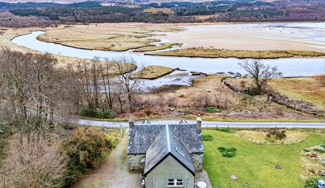 Spacious 3 Bedrooms, Sleeps 6 Spectacular Loch Views & Enclosed Garden