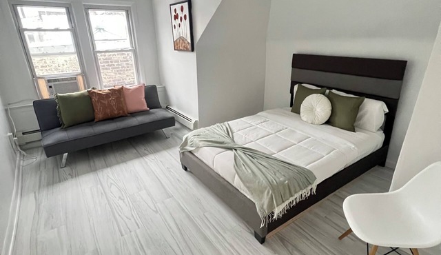 Spacious 3-bedroom apartment in brilliant close to New York with balcony.