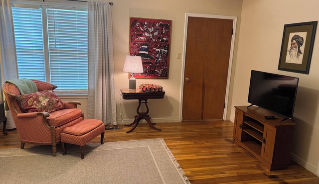 Spacious 3 bedroom, 1.5 bath House. Wi-Fi, Roku TV, Fully stocked kitchen, etc!