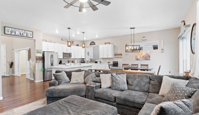 Spacious 3 bedroom, 2.5 bath house - 20 min from DIA, 25 min from Denver