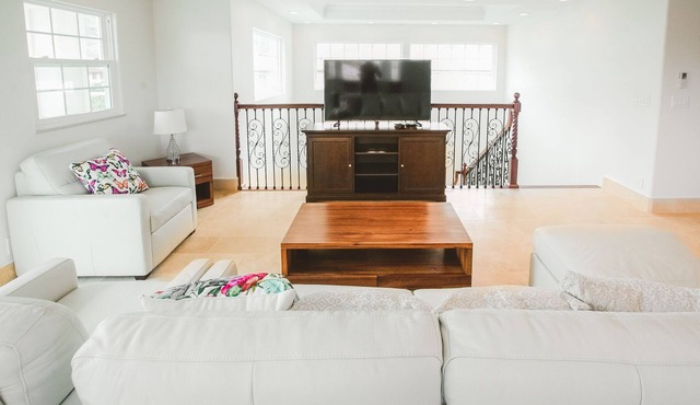 Spacious 3 Bedroom/2 Bath/Sleeps 8