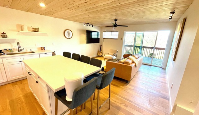 Spacious 3-bedroom/2 bath apartment in Topanga Hills with AC