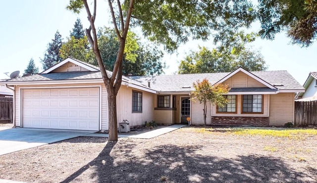 Spacious 3 bedroom 2 bath Tulare House