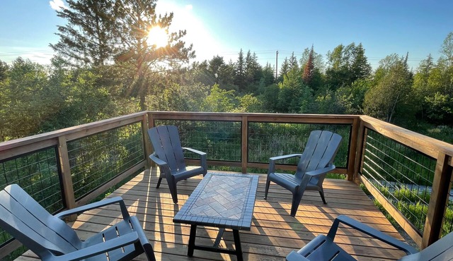 Spacious 3 bedroom 2 bath lodging near trails, with lots of off-street parking!