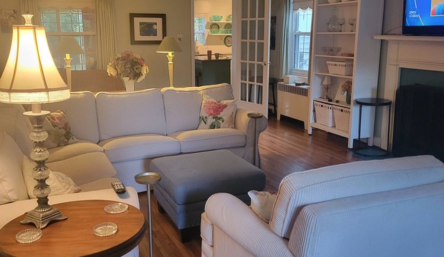 Spacious 3 bedroom, 2 full baths, hot tub, fireplace, full kitchen, outside deck