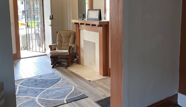 Spacious 3 bedroom 2 baths 5 beds. Private parking. Downtown 5 miles away.