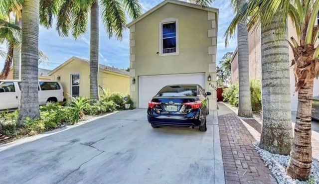 Spacious 3 bedroom 2.5 bath House in lake worth