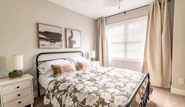 Spacious 3 Bedroom 2.5 Bath Townhouse - Free Wi-Fi