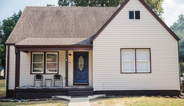 Spacious 3-bedroom 2 story house in New Madrid near boat ramp with a toy room!