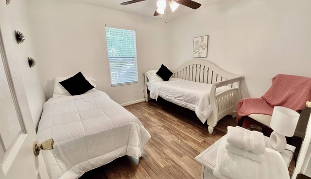 Spacious 3 bedroom 2 bathroom house in fantastic Sugar Hill with AC