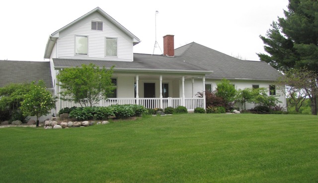 Spacious 3 bedroom 4 bathroom home near the manistee national forest