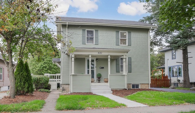 Spacious 3-bedroom apartment in DT Naperville with WiFi, AC and in unit Laundry!