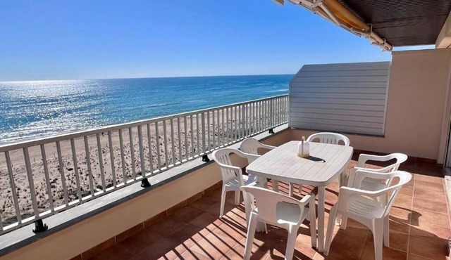 Spacious 3 bedroom apartment in first line of sea. Rodes Lux-71