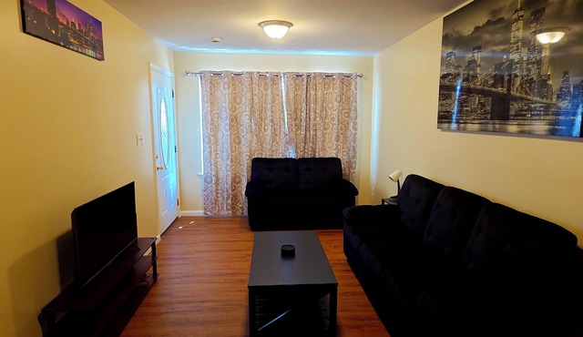 Spacious 3-bedroom apartment with WiFi, AC in Elizabeth, NJ