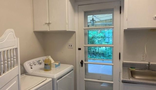 Spacious 3-bedroom apartment in charming Fairfield with AC