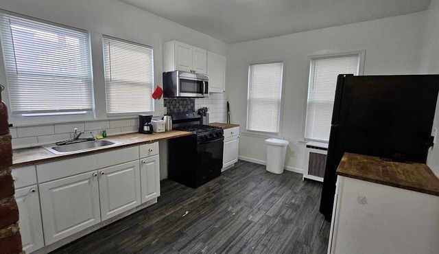 Spacious 3-bedroom apartment with WiFi, AC in charming Irvington