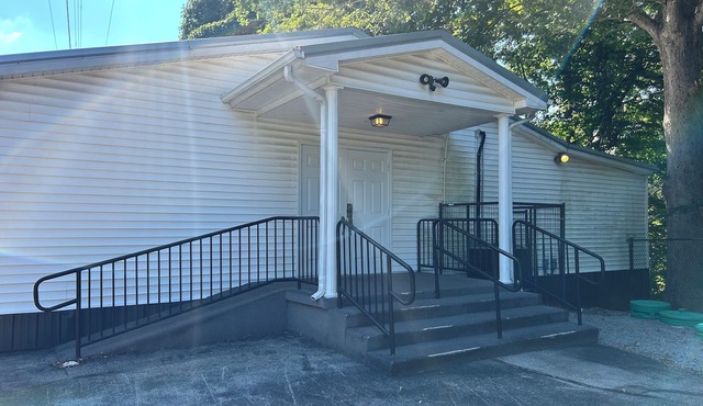 Spacious 3 bedroom apartment 3 miles from Wolf Creek Dam. Pet friendly!