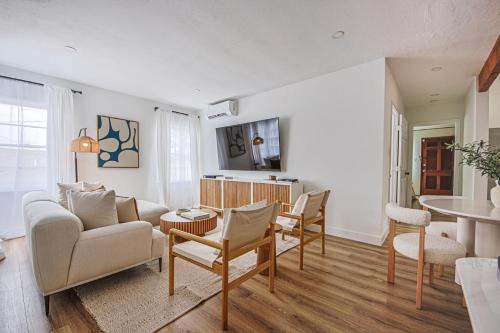 Spacious 3-Bedroom Apartment with Prime Location near USC and Staples Center