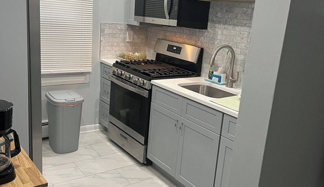 Spacious 3-bedroom apartment with WiFi, AC in lovely Weehawken