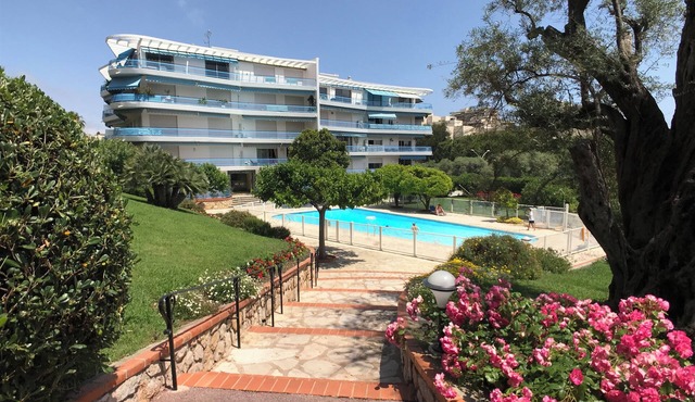 Spacious 3 bedroom apartment. Large pool. 5min to beach. Ideal for 2 families