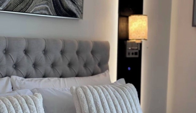 Spacious 3-bedroom apartment in Manhattan with fired place and Gym