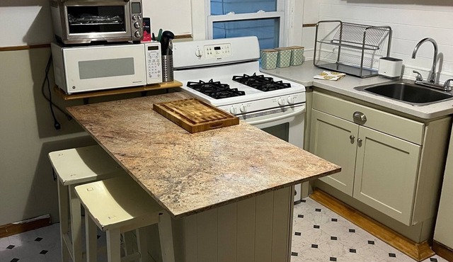 Spacious 3-bedroom apartment with WiFi, AC in Syracuse