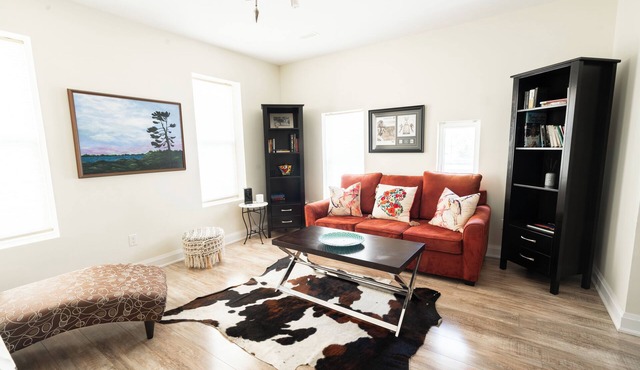 Spacious 3 Bedroom Apartment in Heart of Niagara