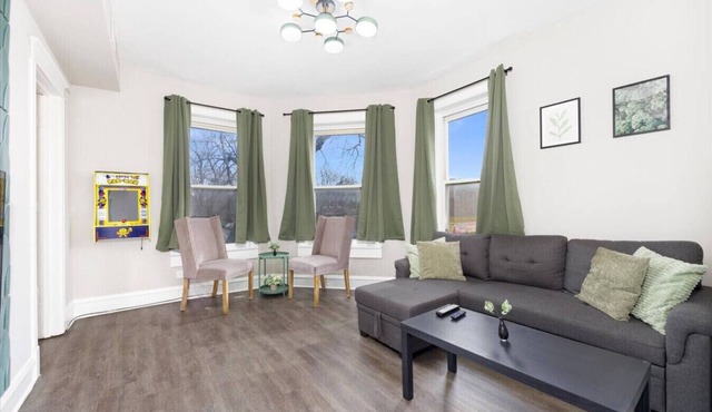 Spacious 3 Bedroom Apartment - 10 Minutes to Downtown - Sleeps up to 10