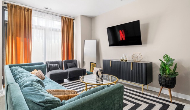 Spacious 3-bedroom apartment near downtown, FREE PARKING