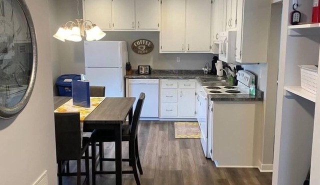 Spacious 3-bedroom apartment; 20 mins to Green Bay, Lambeau Field & Resch Center