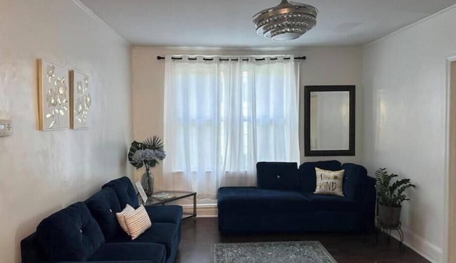 Spacious 3-bedroom apartment near the airport and NYC!