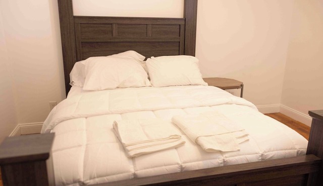 Spacious 3-bedroom apartment in charming Newark with AC Near EWR